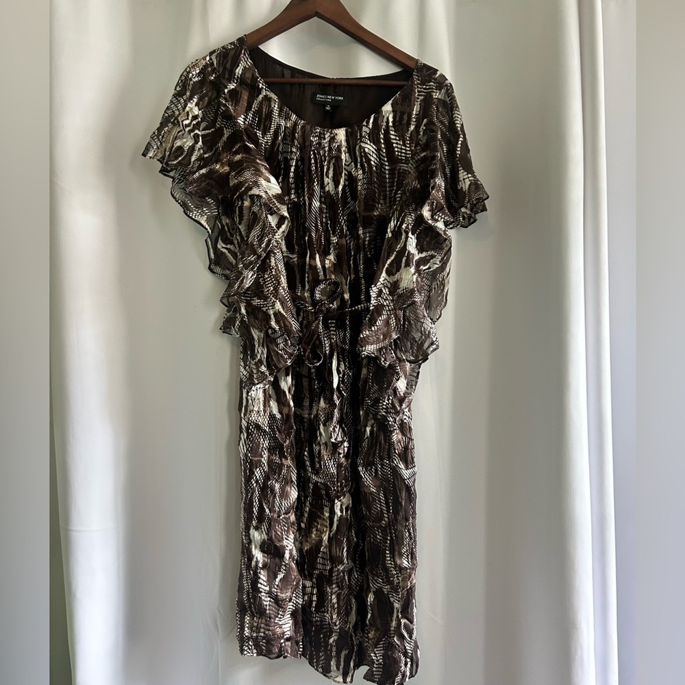 EUC brown print dress w belt strap and ruffle shoulder detail. Lined.